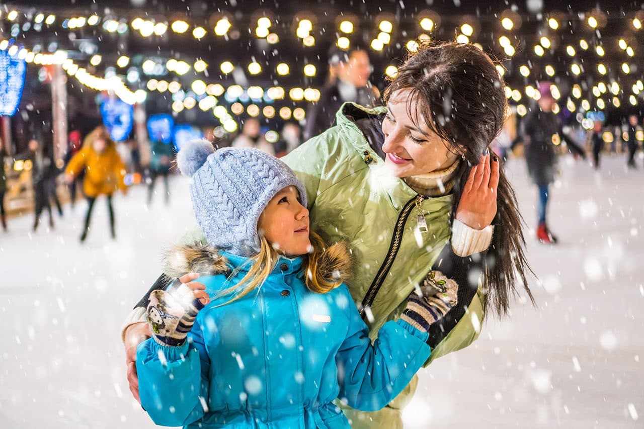 Familie beim Schlittschuhlaufen auf der Eisbahn Lankwitz
